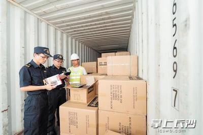 60℃集裝箱內(nèi)海關(guān)查驗(yàn)員保通關(guān)，技術(shù)進(jìn)出口的安全守護(hù)者